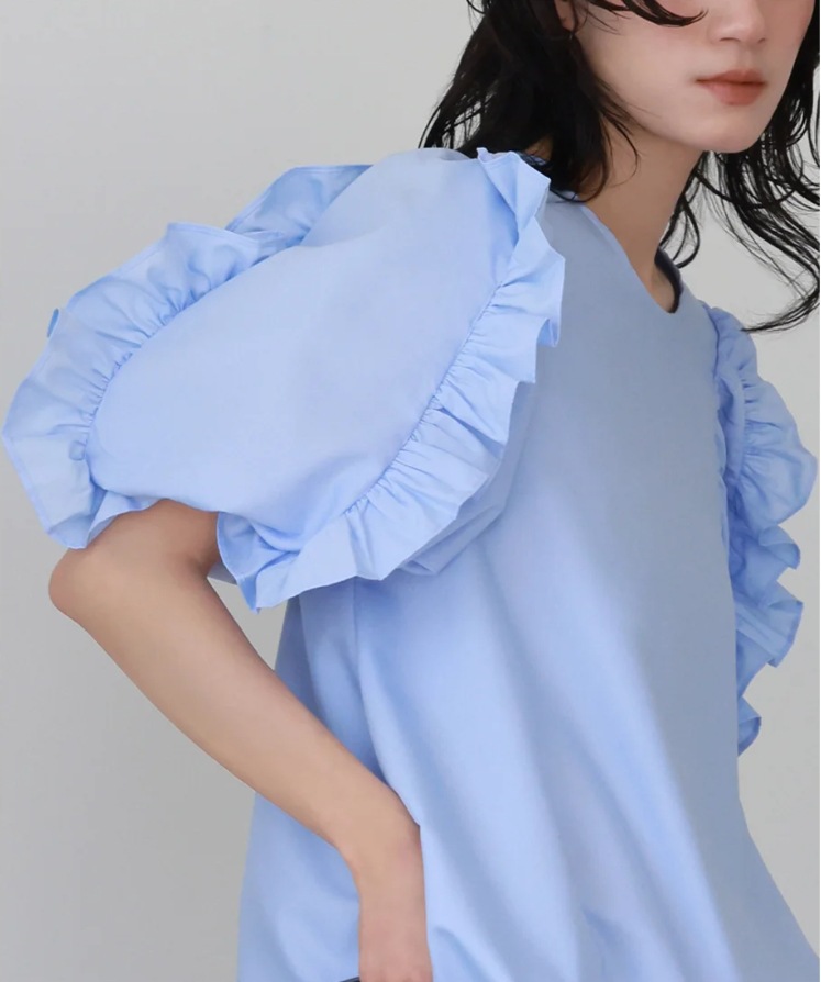 大人かわいい服 立体フリル袖のボリュームスリーブブラウス