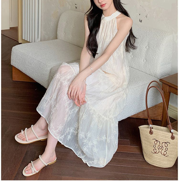 大人かわいい服 ホルターネック刺繍ティアードワンピース