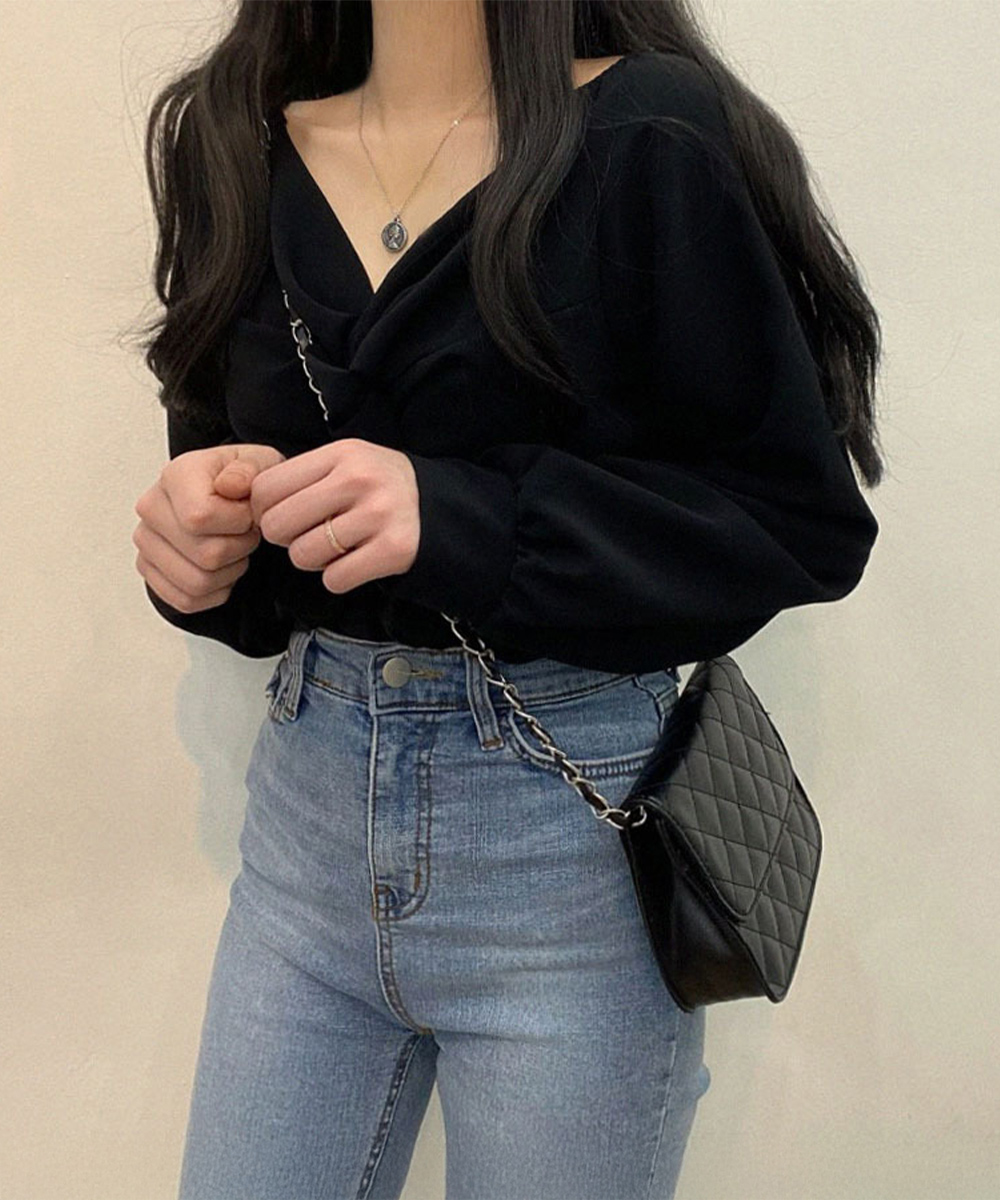 大人かわいい服 フロントねじり 上品Vネックトップス
