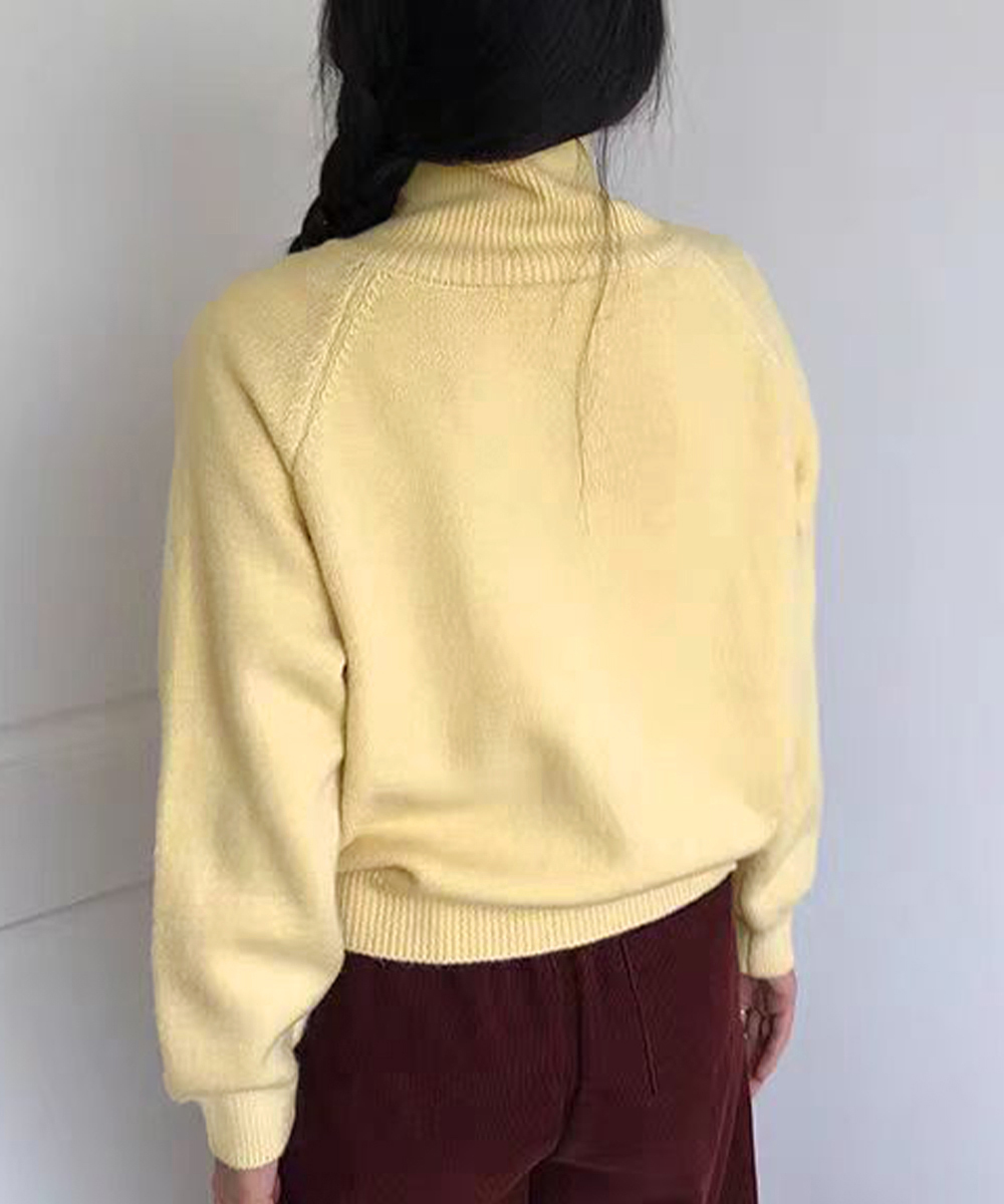 大人かわいい服 くるみボタンハイネックニットカーディガン