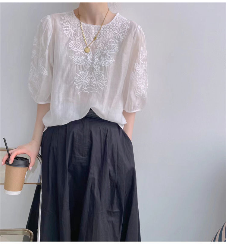 大人かわいい服 花模様刺繍入りパフスリーブブラウス