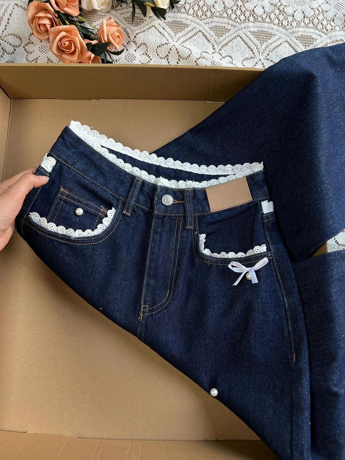 大人かわいい服 スカラップレースとリボンのデニムパンツ