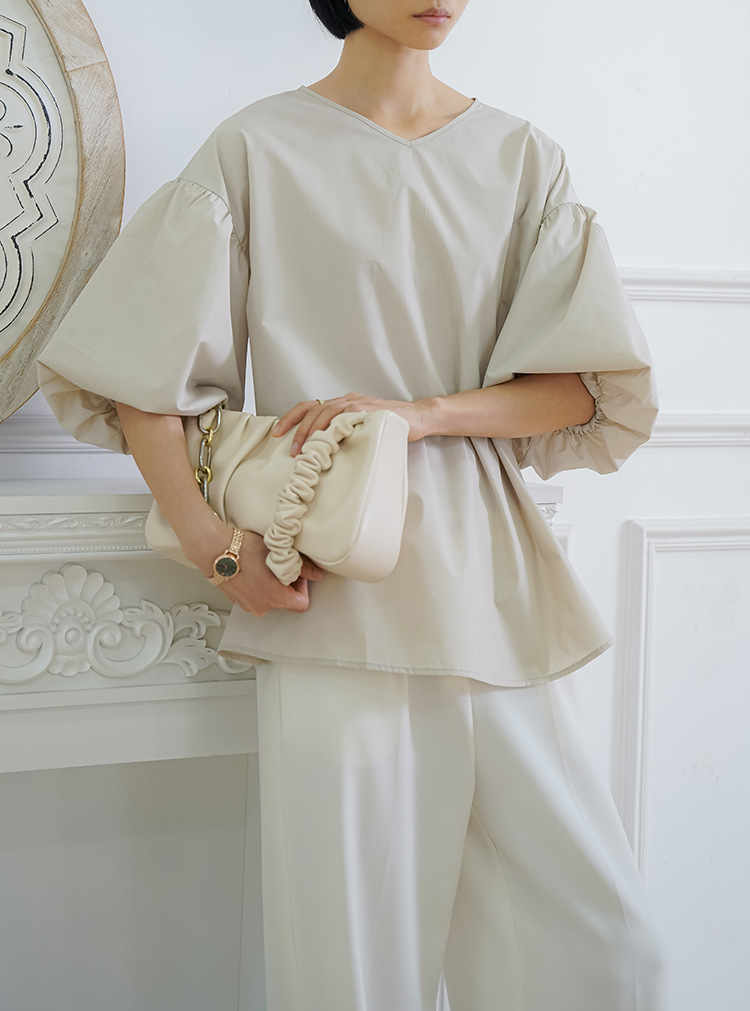 大人かわいい服 ふんわり袖のゆったりブラウス