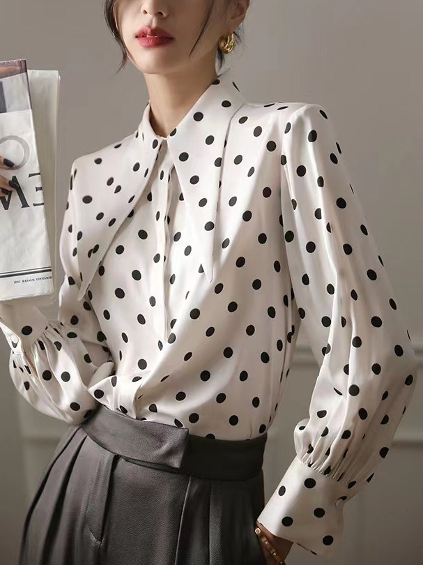 大人かわいい服 ドット柄ブラウス