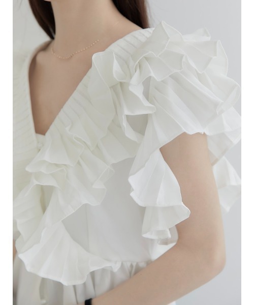 大人かわいい服 立体フリル袖ブイネックブラウス