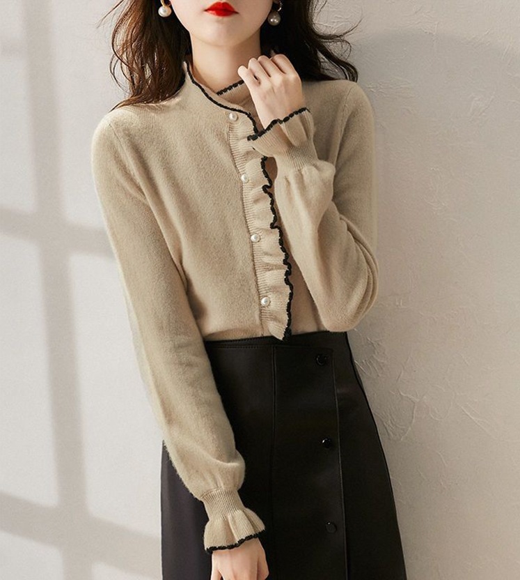 大人かわいい服 パールボタン付きフリル配色ニットカーディガン