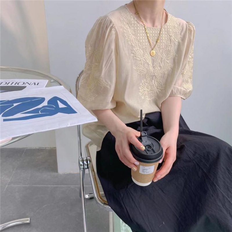 大人かわいい服 花模様刺繍入りパフスリーブブラウス