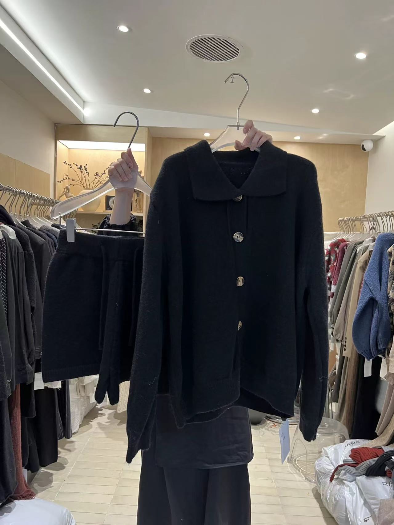 大人かわいい服 襟付きニットカーディガンとショートパンツのセットアップ