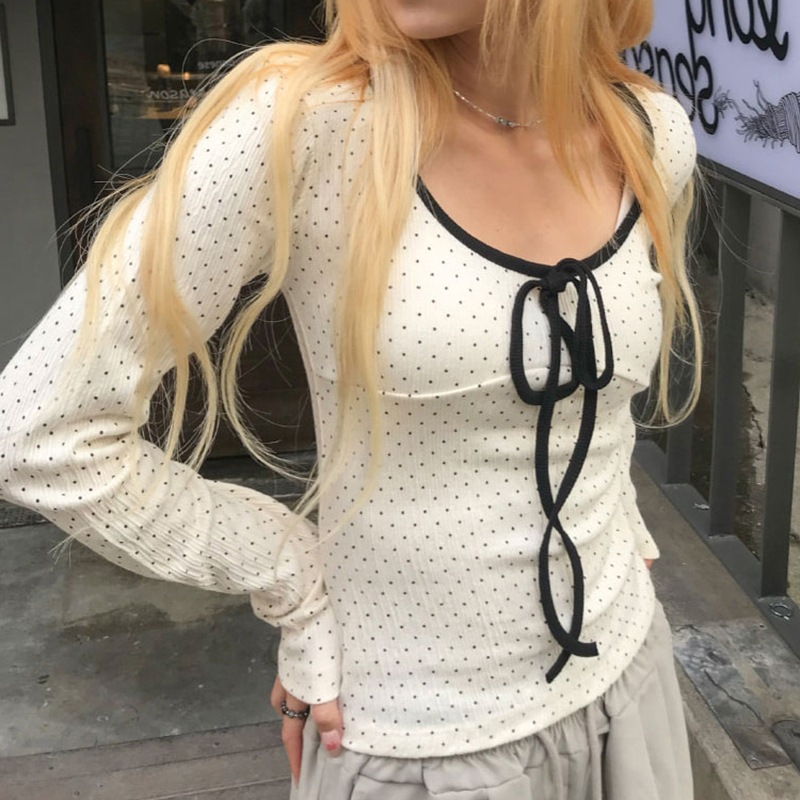 大人かわいい服 リボン付きドット柄リブニットトップス