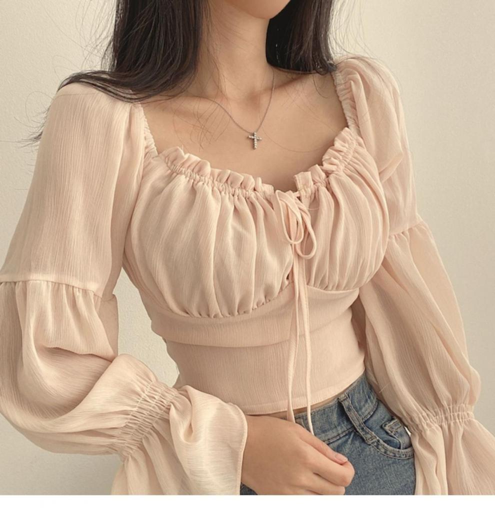 大人かわいい服 ギャザーフリル袖のスクエアネックブラウス
