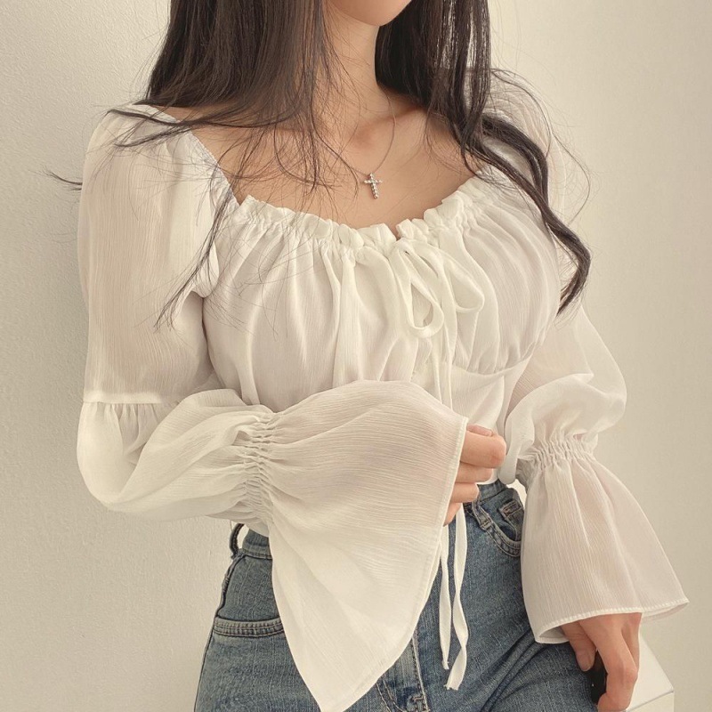 大人かわいい服 ギャザーフリル袖のスクエアネックブラウス