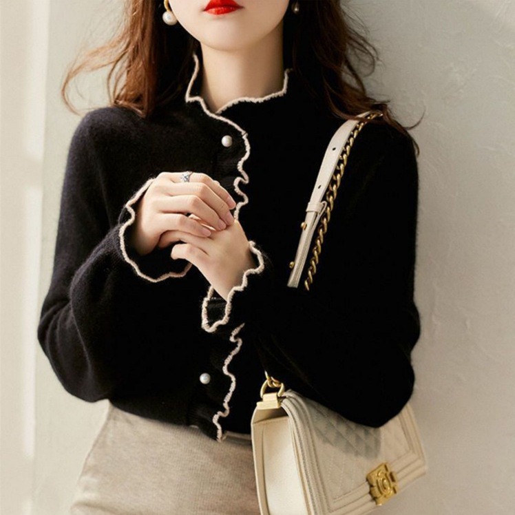 大人かわいい服 パールボタン付きフリル配色ニットカーディガン