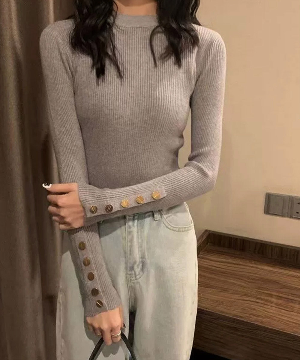 大人かわいい服 袖ゴールドボタンリブニットトップス