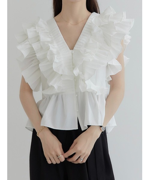 大人かわいい服 立体フリル袖ブイネックブラウス