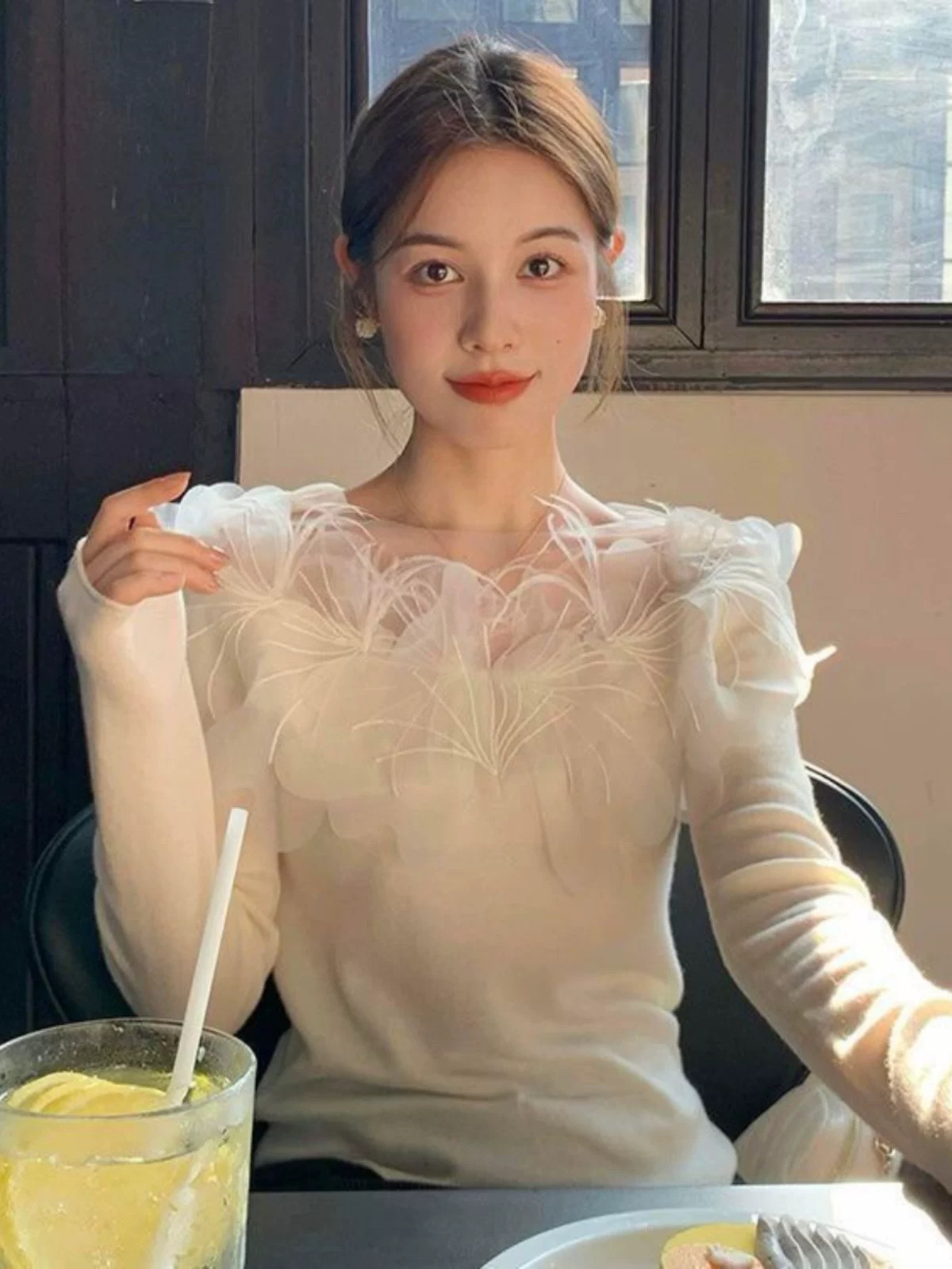 大人かわいい服 オーガンジーフリル付き透け感ニット