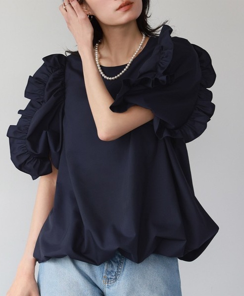 大人かわいい服 立体フリル袖のボリュームスリーブブラウス