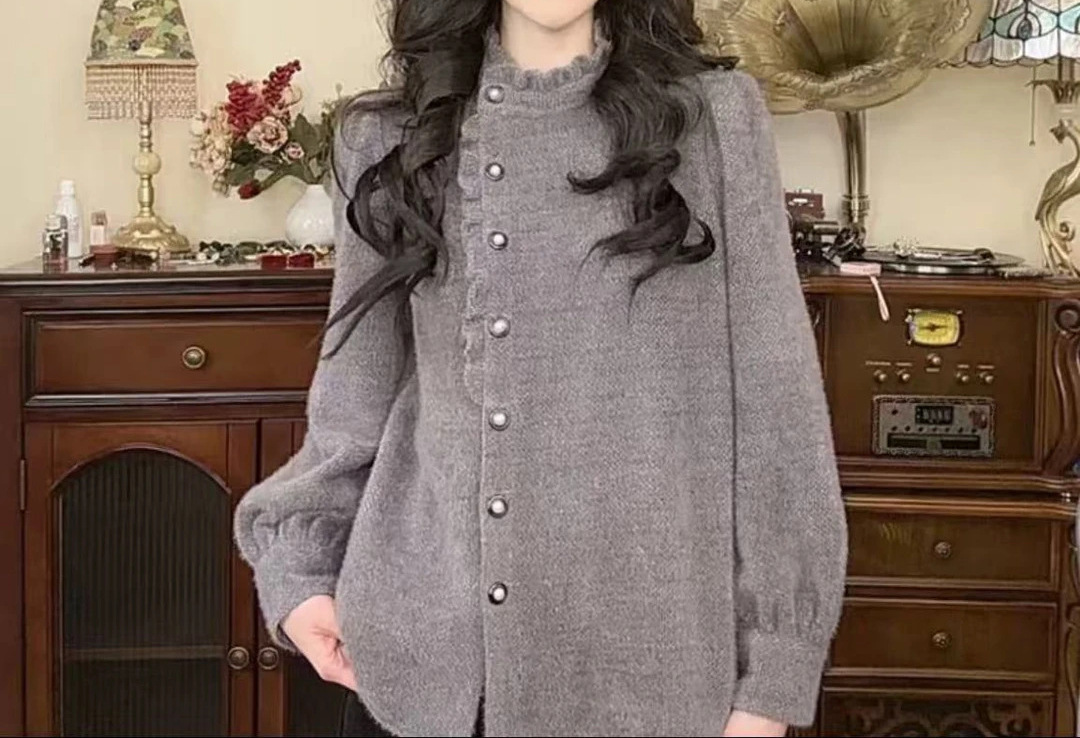 大人かわいい服 ふわもこフリル襟ボタンニットカーディガン