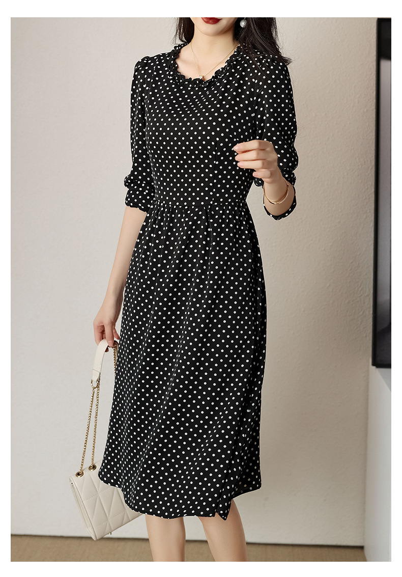 大人かわいい服 ドットの襟元フリル七分袖ワンピース