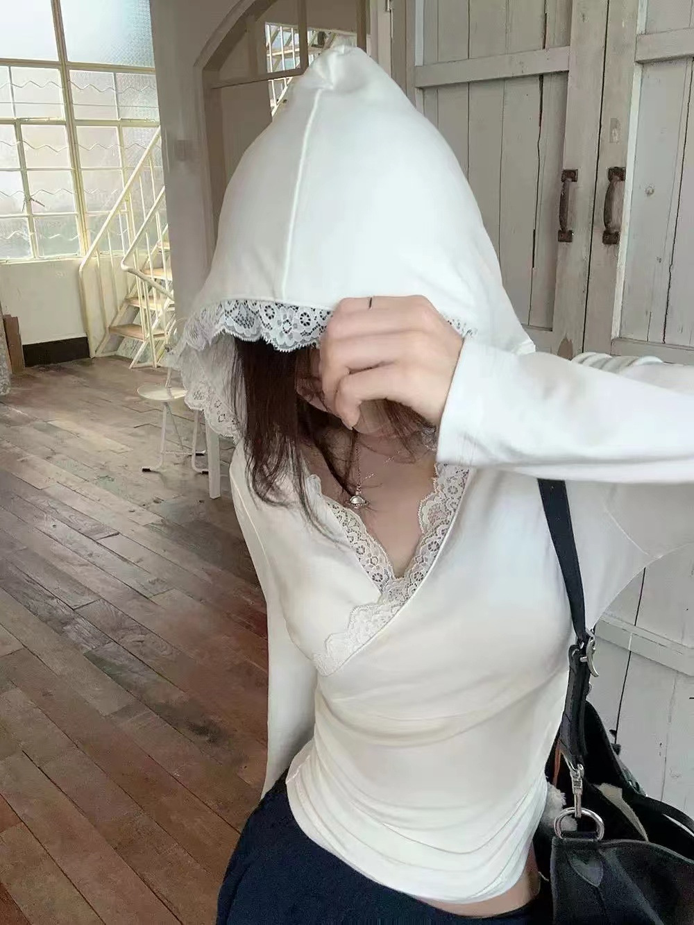 大人かわいい服 レース襟付き深Vネック長袖カットソー