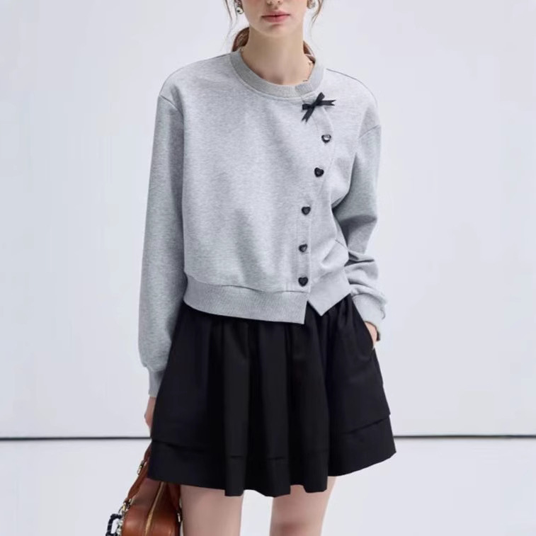 大人かわいい服 ハートボタンリボン付きニットトップス