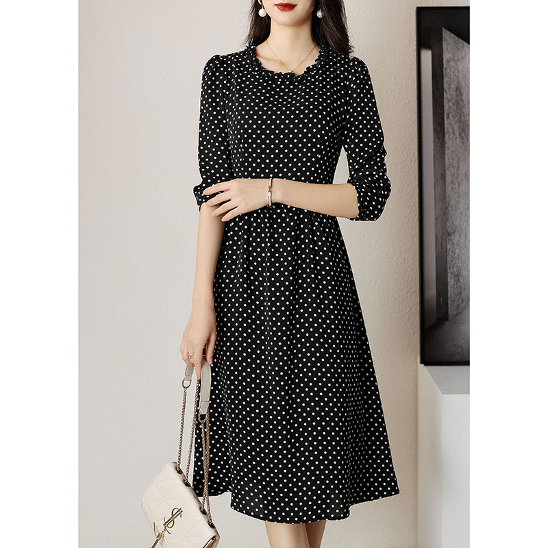 大人かわいい服 ドットの襟元フリル七分袖ワンピース