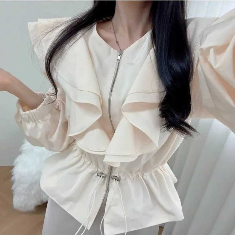 大人かわいい服 フリルジップアップブルゾン