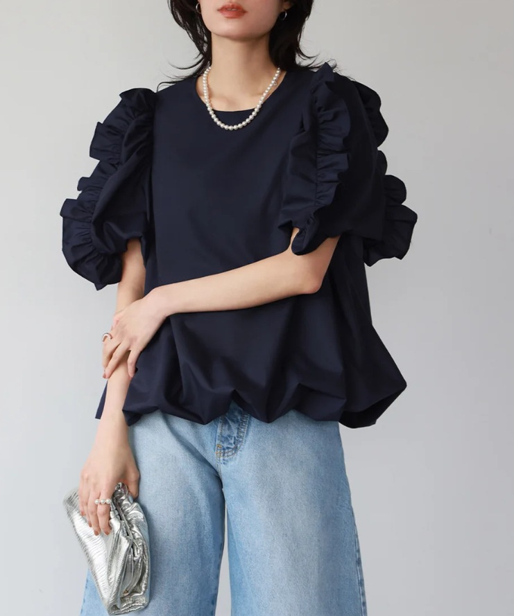大人かわいい服 立体フリル袖のボリュームスリーブブラウス