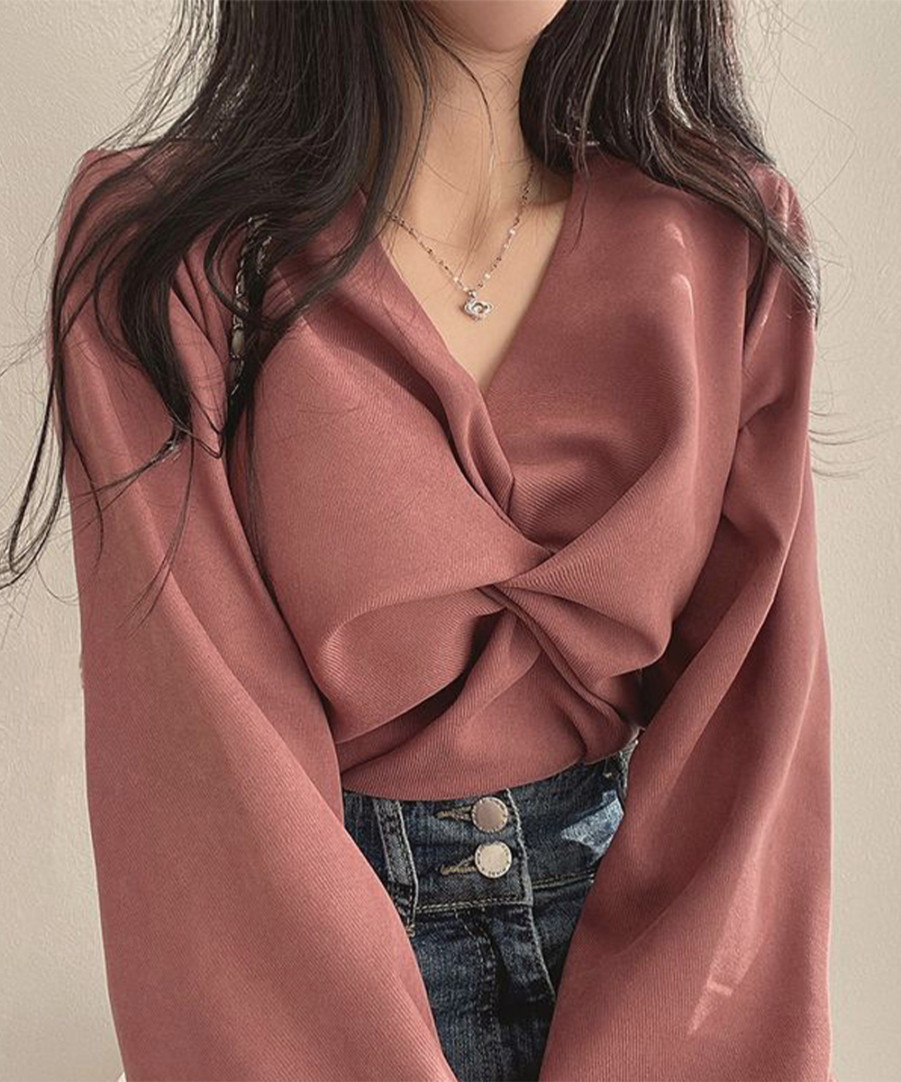 大人かわいい服 フロントねじり 上品Vネックトップス