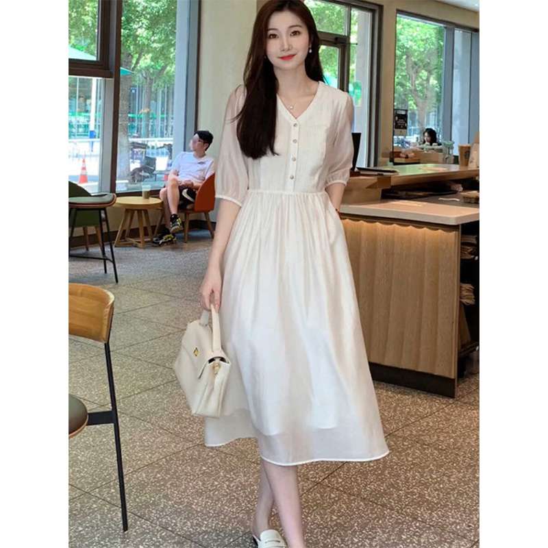 大人かわいい服 フェミニンシルエットワンピース