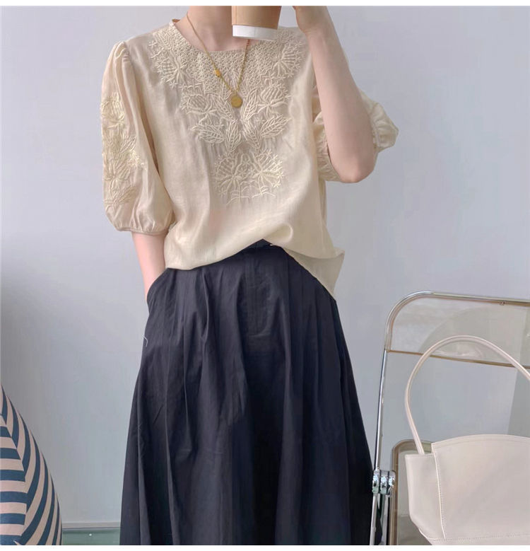 大人かわいい服 花模様刺繍入りパフスリーブブラウス
