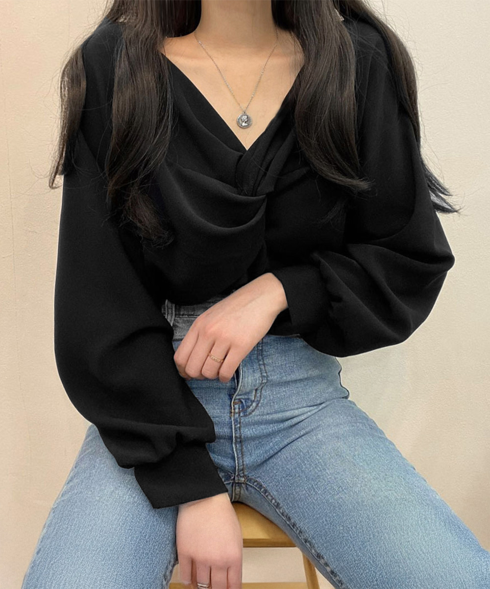 大人かわいい服 フロントねじり 上品Vネックトップス