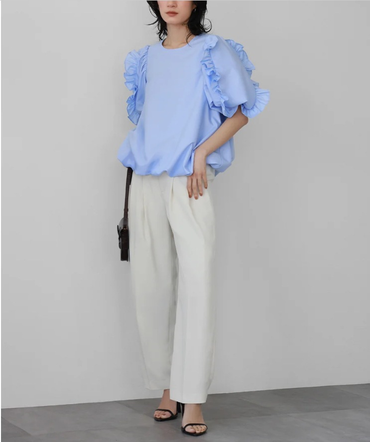 大人かわいい服 立体フリル袖のボリュームスリーブブラウス