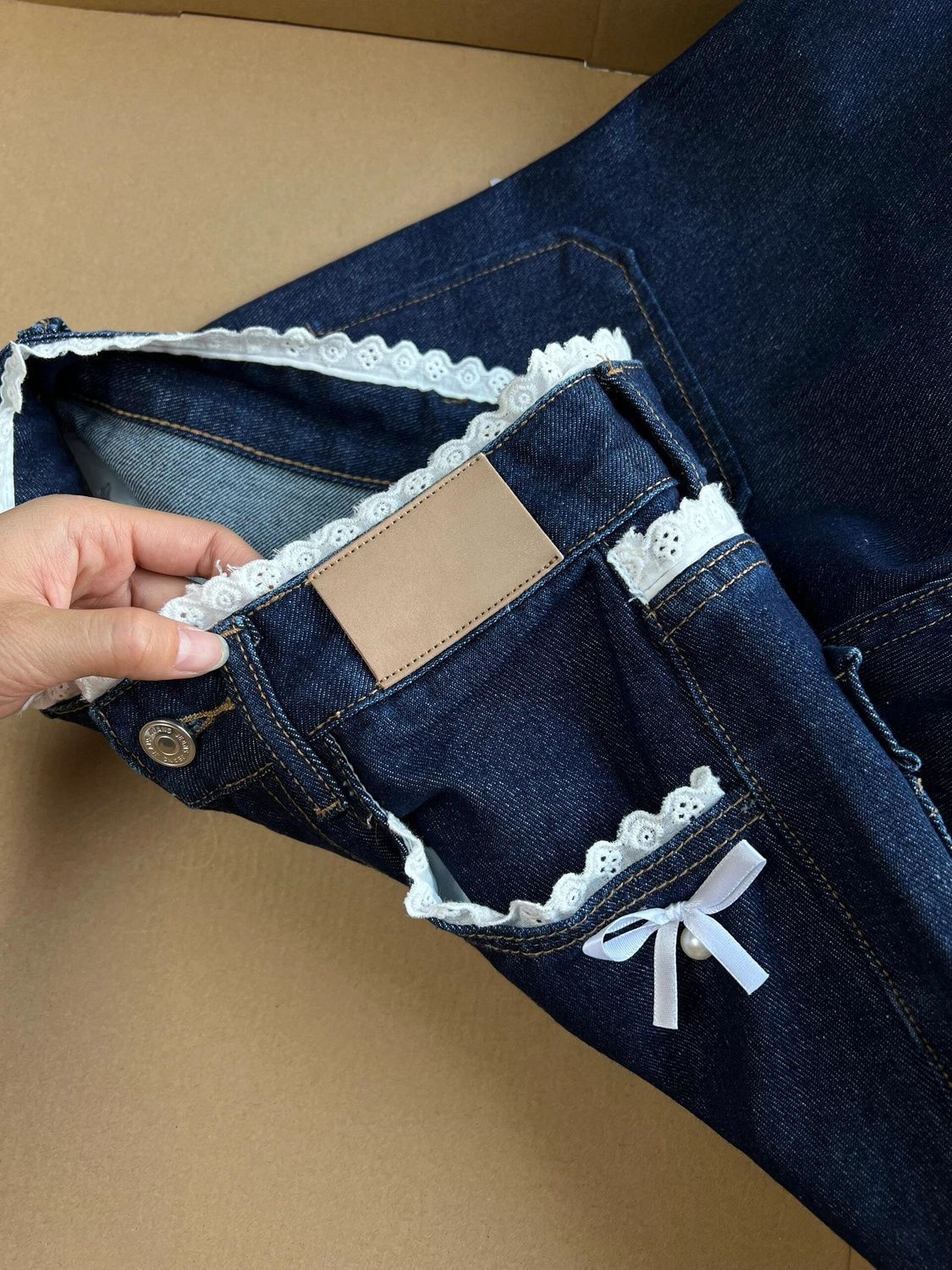 大人かわいい服 スカラップレースとリボンのデニムパンツ