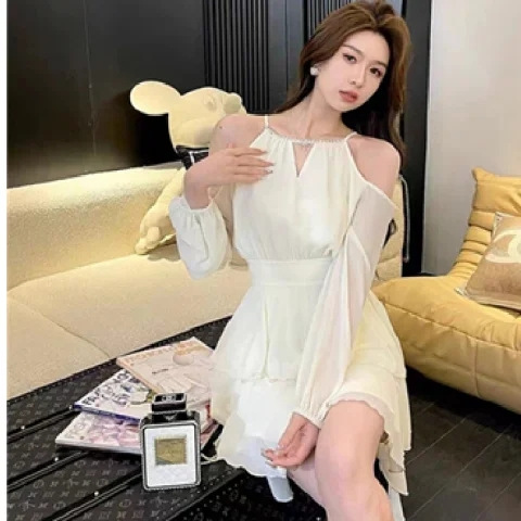 大人かわいい服 肩開きティアードワンピース