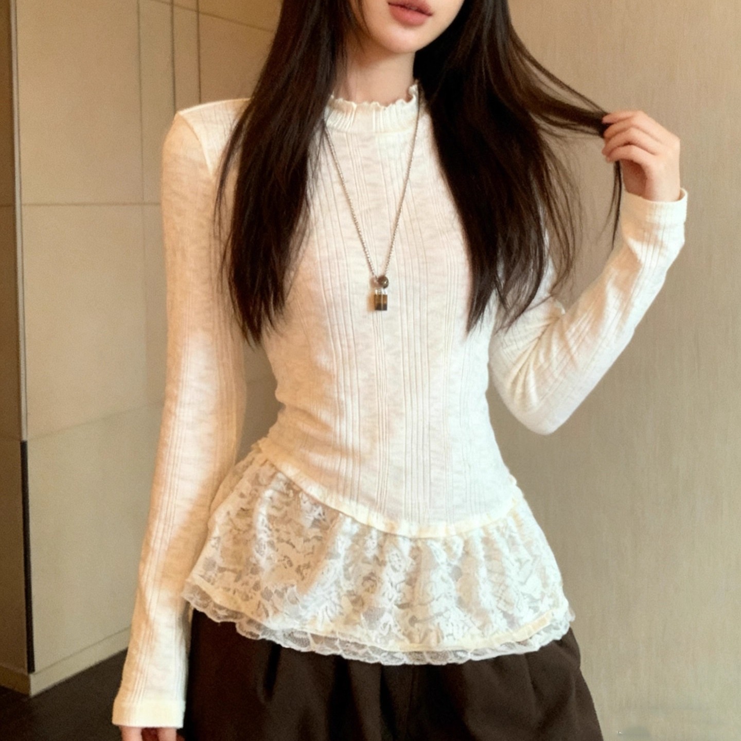 大人かわいい服 レース裾フリル付きリブ編み長袖トップス