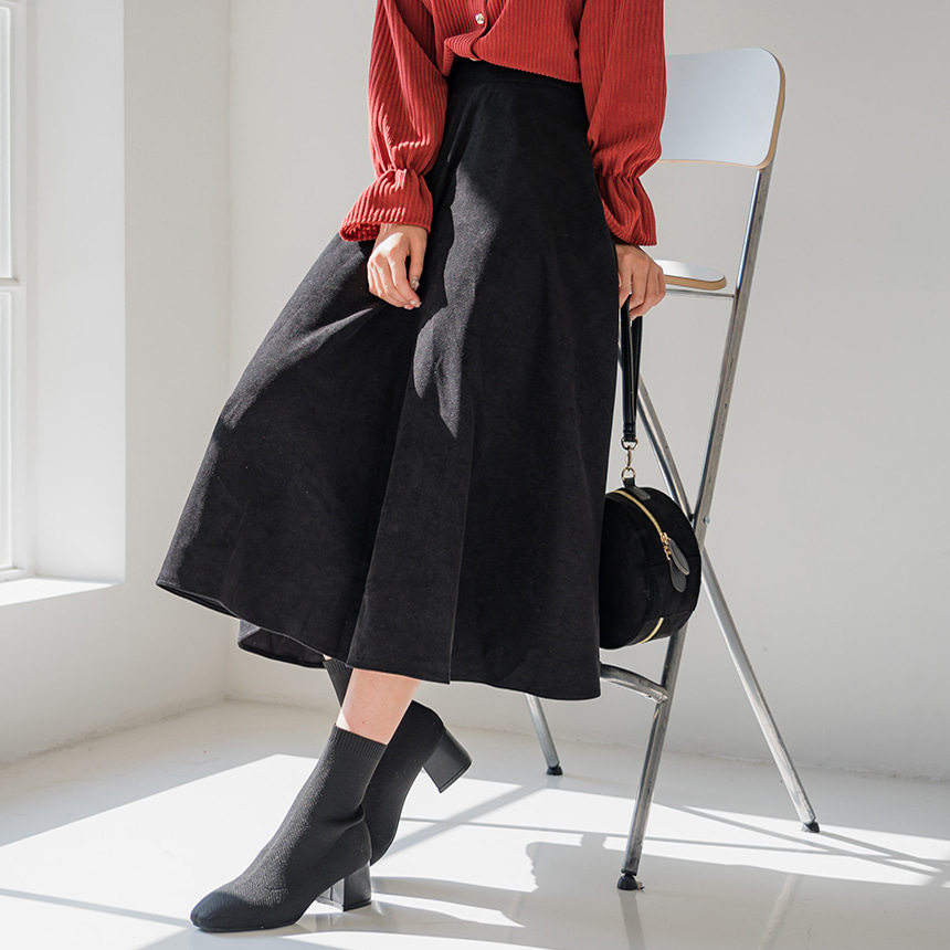 大人かわいい服 光沢素材のエレガントフレアロングスカート