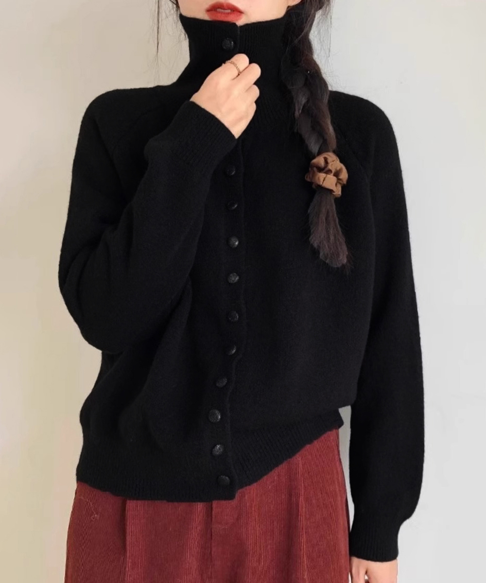 大人かわいい服 くるみボタンハイネックニットカーディガン