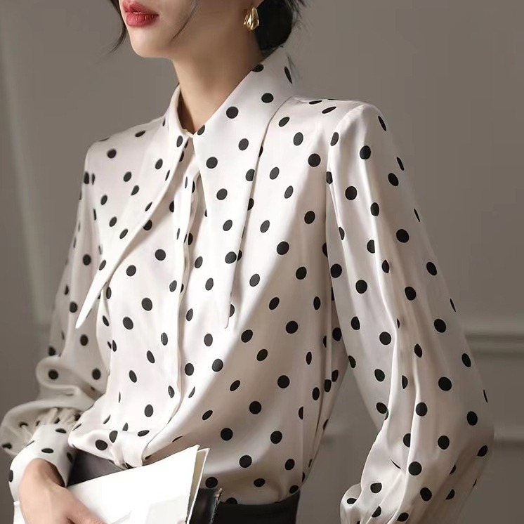 大人かわいい服 ドット柄ブラウス