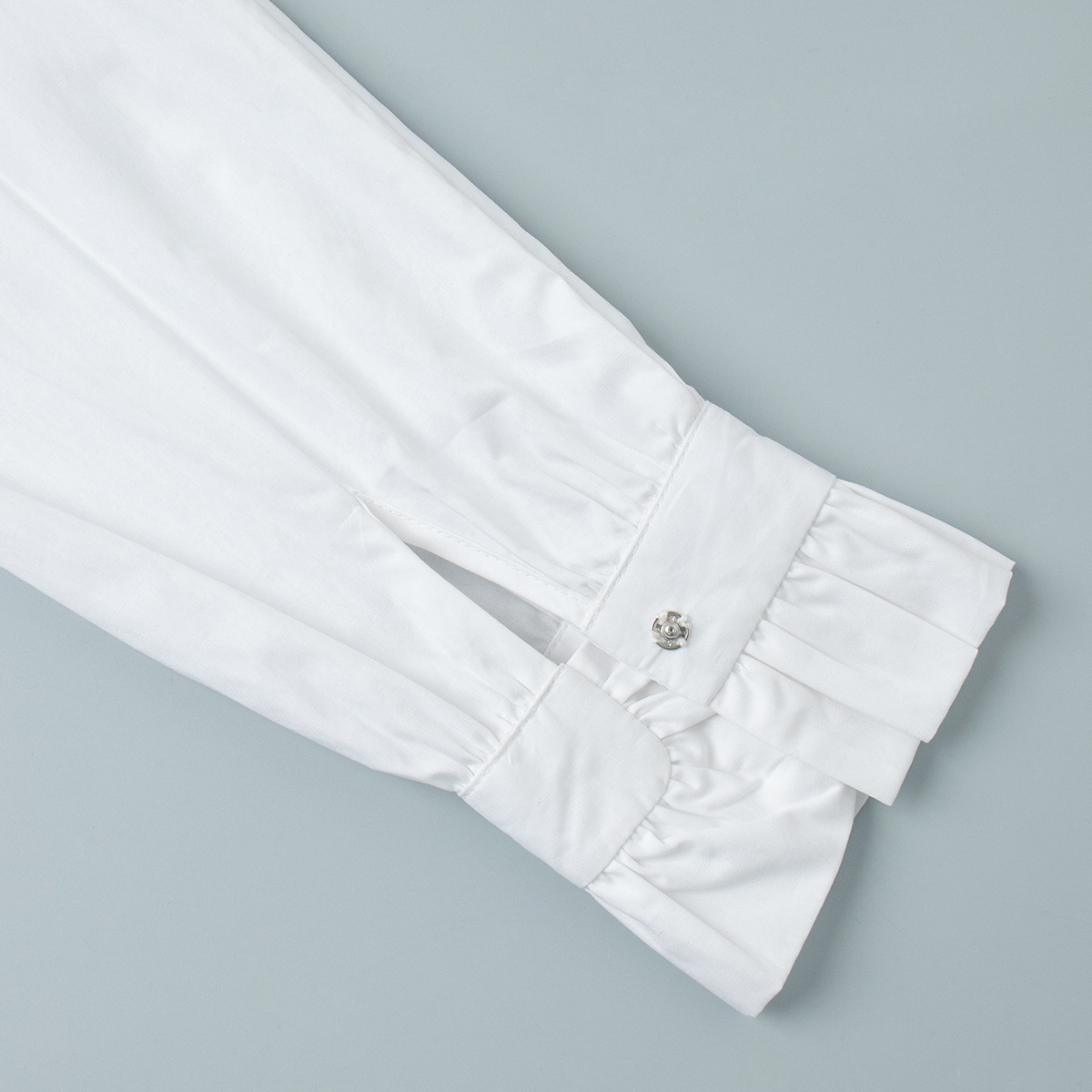 大人かわいい服 シンプルフリルハイネック長袖ブラウス