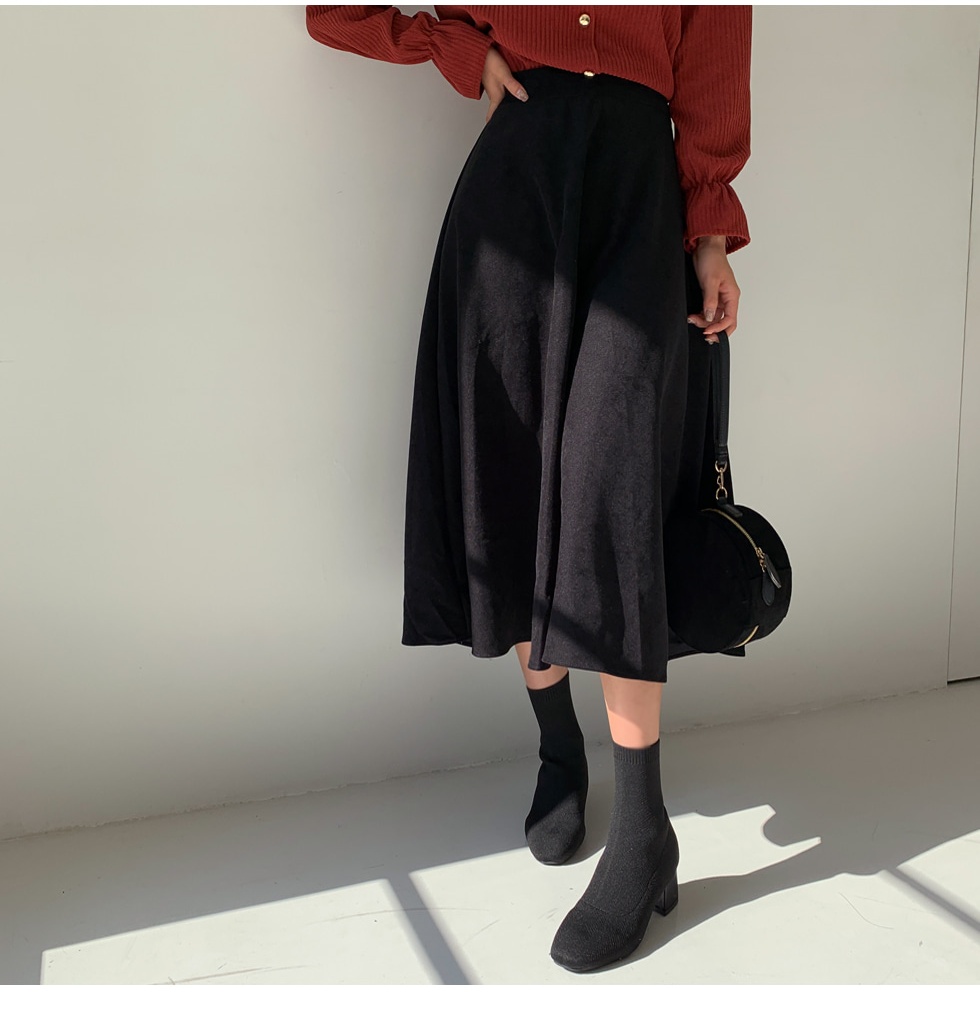 大人かわいい服 光沢素材のエレガントフレアロングスカート