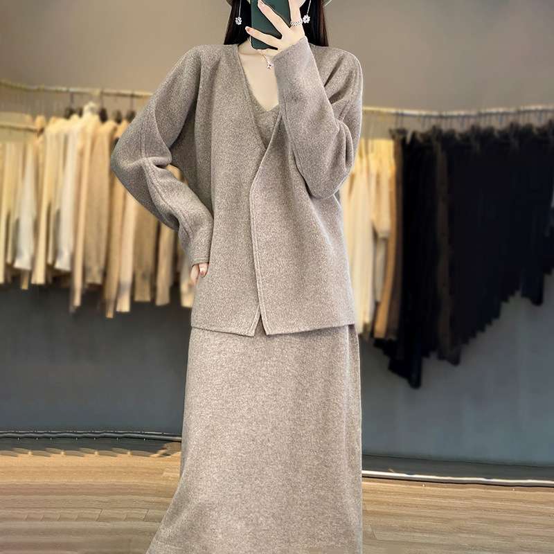 大人かわいい服 シンプル上品ニットセットアップ