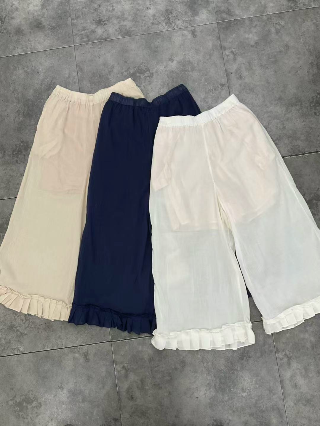 大人かわいい服 裾フリル付きワイドシルエットリラックスパンツ