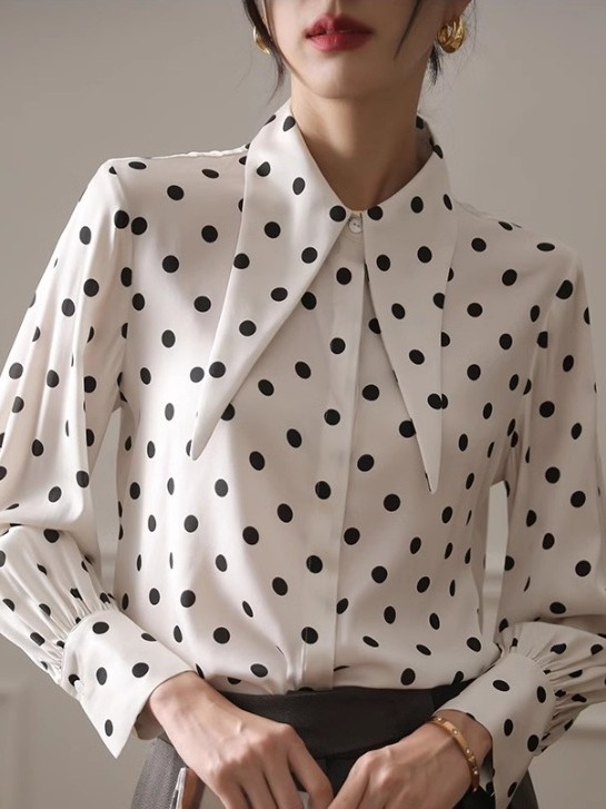 大人かわいい服 ドット柄ブラウス