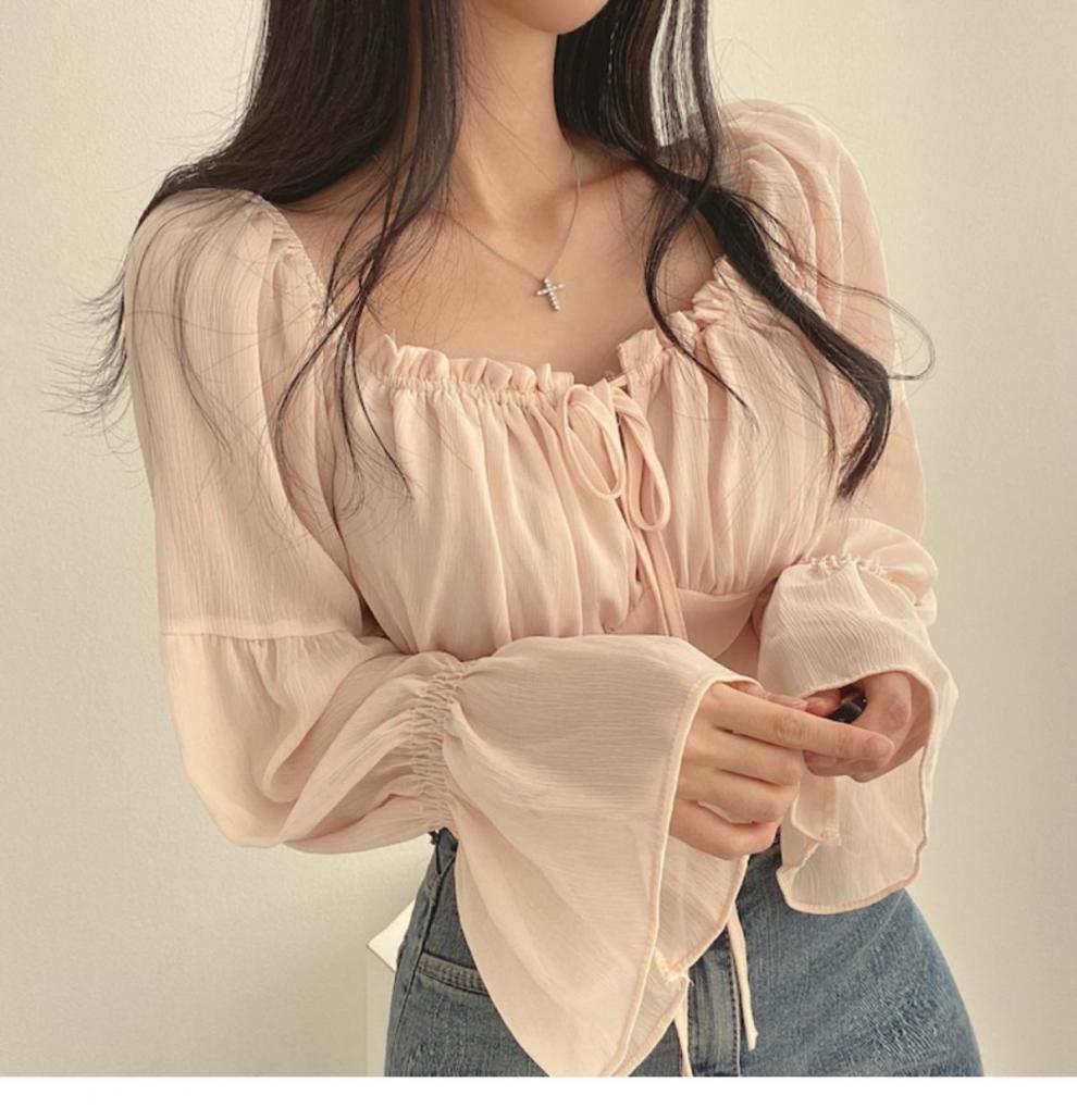 大人かわいい服 ギャザーフリル袖のスクエアネックブラウス