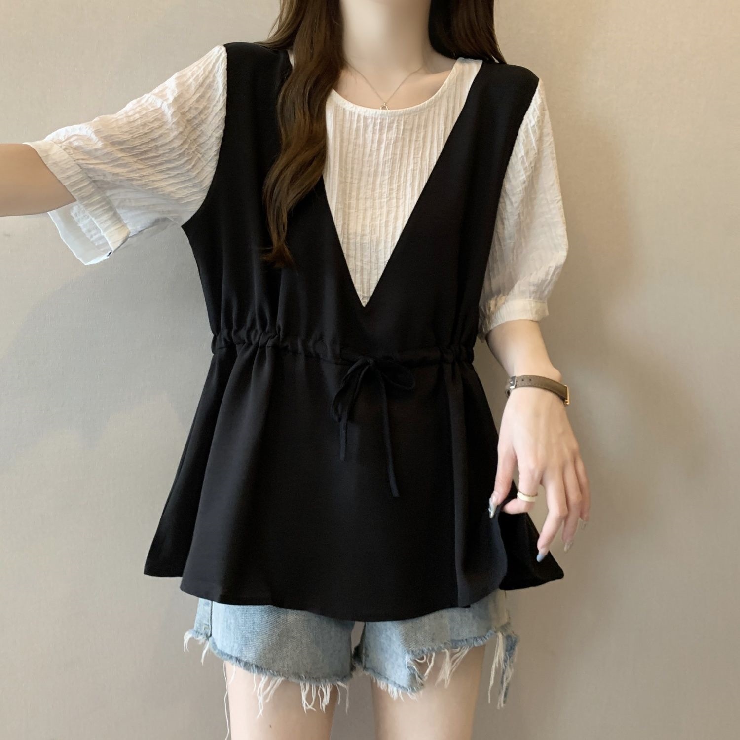大人かわいい服 重ね着風Vネックウエストリボンベストトップス