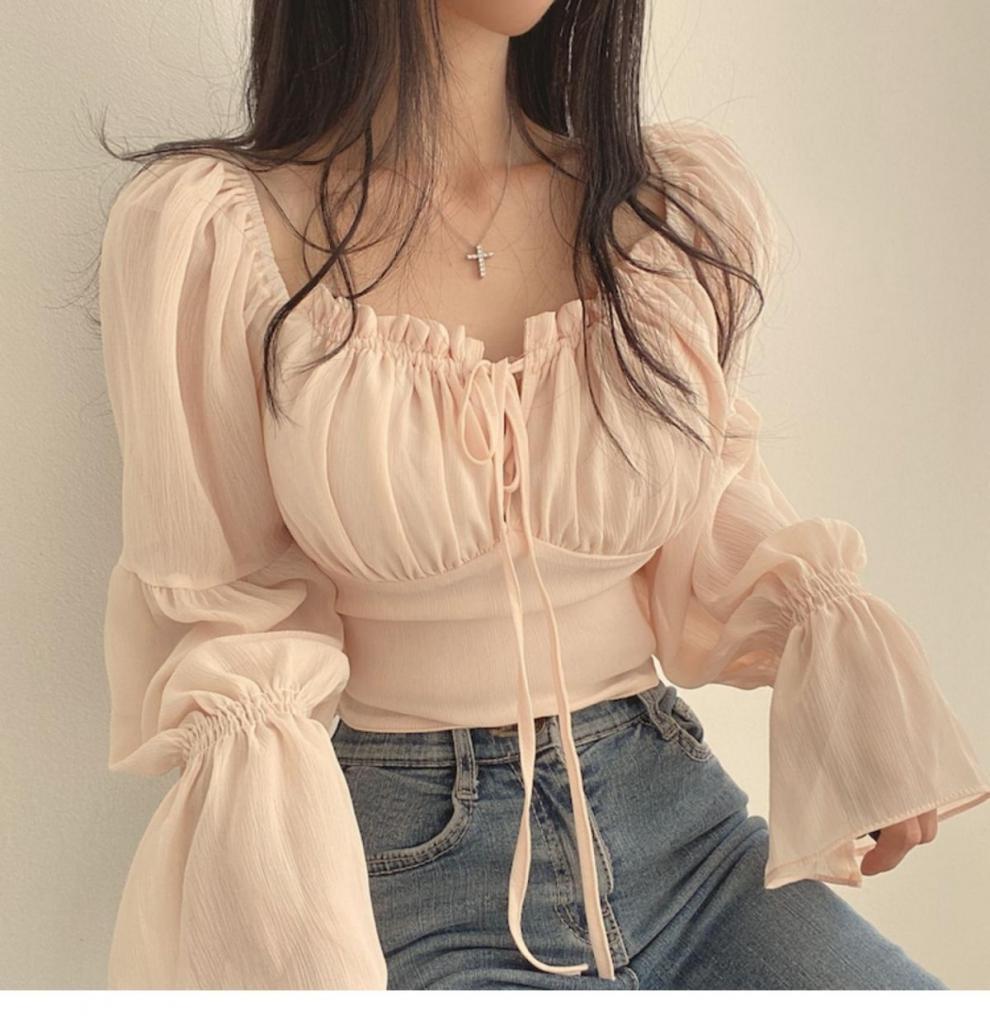 大人かわいい服 ギャザーフリル袖のスクエアネックブラウス