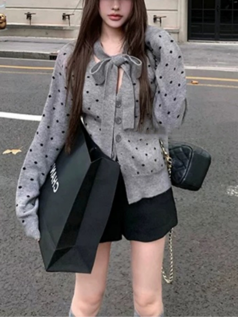 大人かわいい服 ドット柄リボン付き丸襟ニットカーディガン