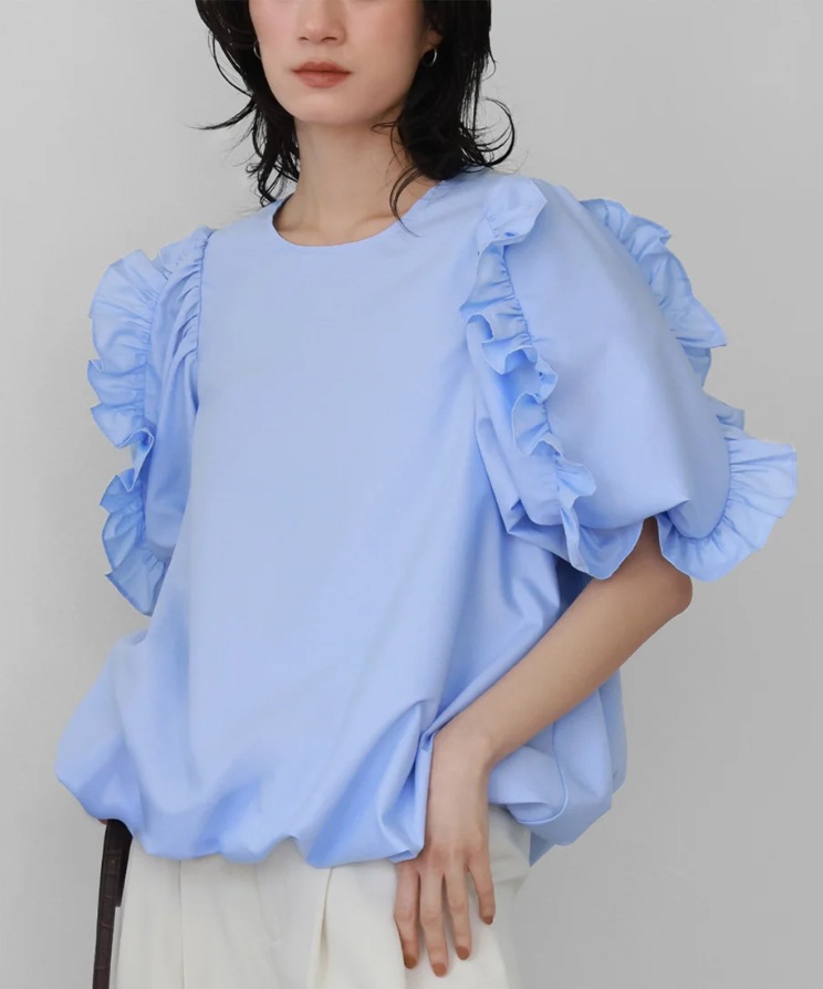 大人かわいい服 立体フリル袖のボリュームスリーブブラウス