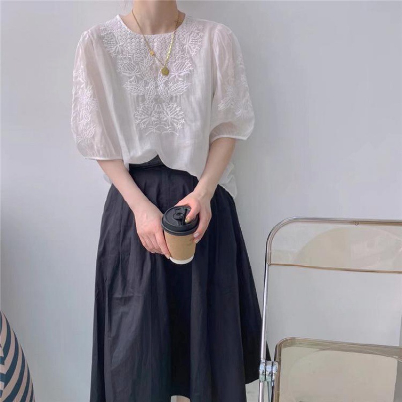 大人かわいい服 花模様刺繍入りパフスリーブブラウス