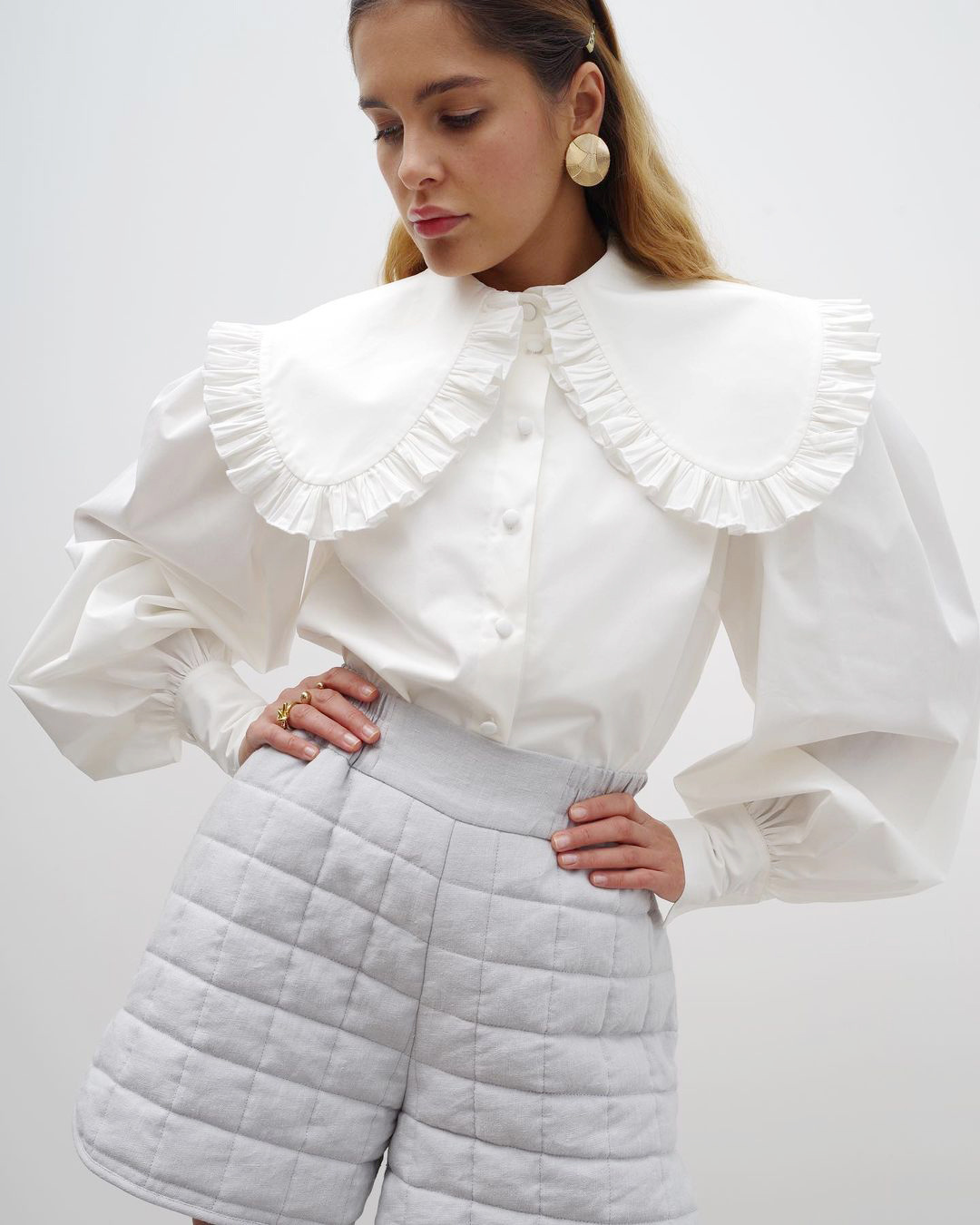 大人かわいい服 プリーツ襟付きボリュームスリーブブラウス